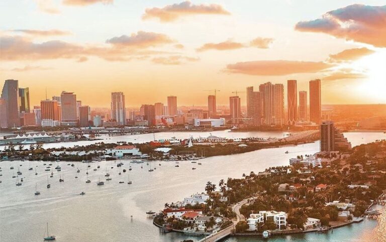 Miami Beach: 50-Min Sunset Private Luxury Airplane Tour