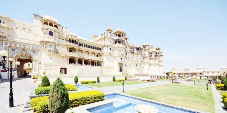 Udaipur: City Palace of Udaipur Tour With Guide