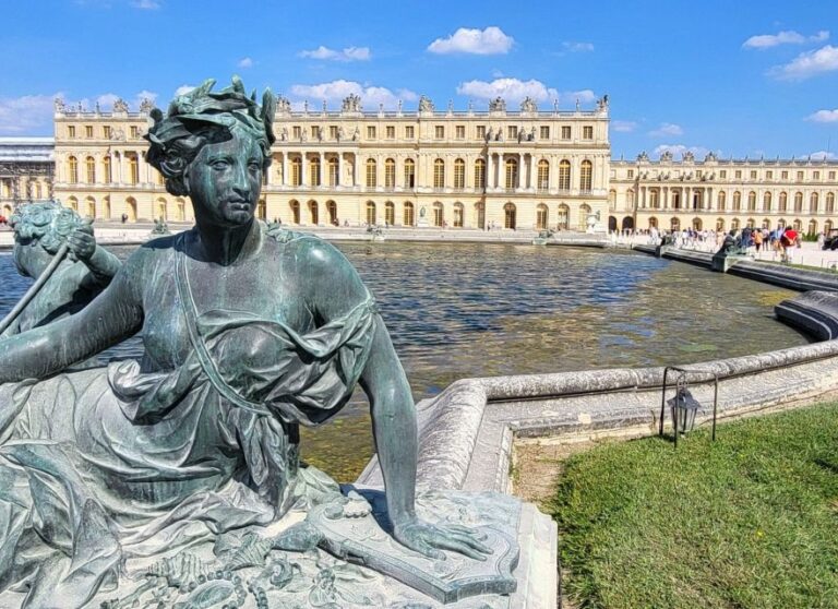 Versailles Palace & Marie-Antoinettes Estate Private Tour