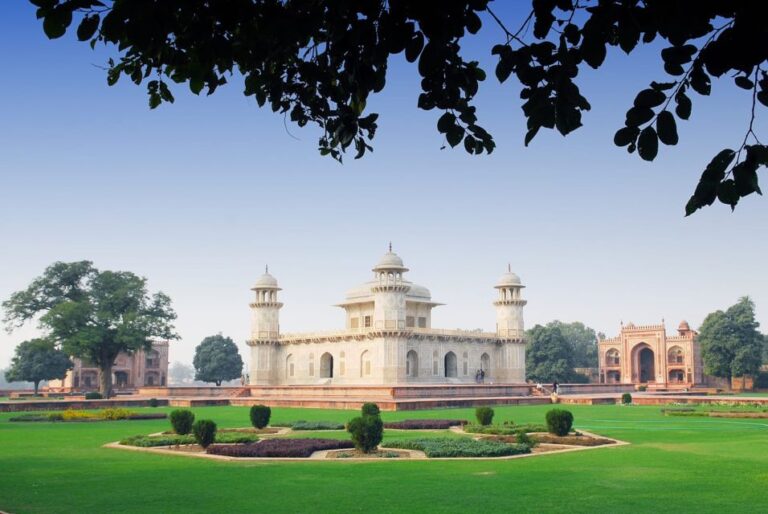 From Delhi: Private Day Trip to Taj Mahal and Agra Fort
