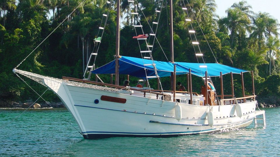 Paraty: Schooner Boat Tour With Beaches and Snorkeling - Boat Features