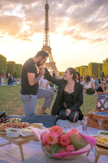 Paris: Picnic Experience in Front of the Eiffel Tower - Package Options Available
