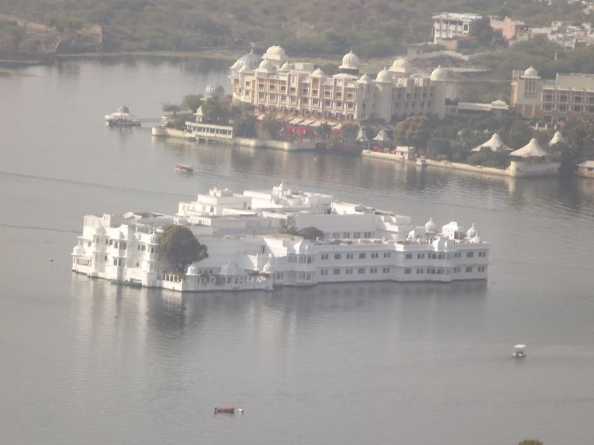 Udaipur: City Palace & Garden of Maidens Private Guided Tour - Guided Experience