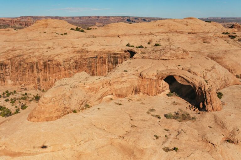 Moab: Corona Arch Canyon Run Helicopter Tour