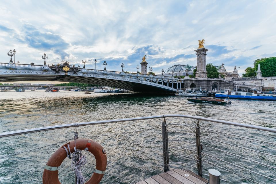 Paris: Dinner Cruise on the Seine River at 8:30 PM - Service Options