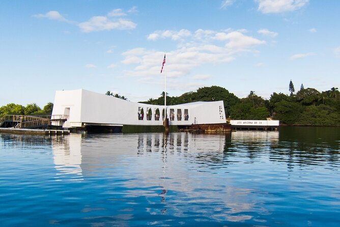 Pearl Harbor and Honolulu Small-Group City Tour - Tour Guide Reviews