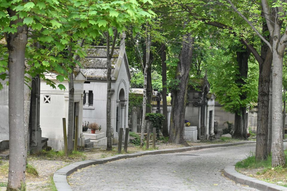 Paris: LGBTQ+ Tour of Père Lachaise Cemetery - Activity Duration and Languages