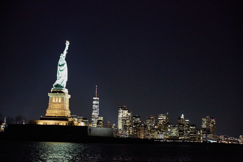 New York City: Holiday Jazz Classic Motor Yacht Cruise - Group Size