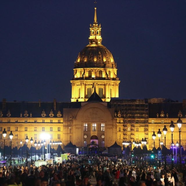 Paris: Night City Tour in a Van for up to 7 People - Common questions