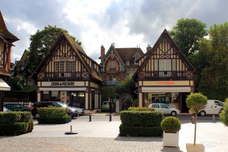 Deauville Rouen Honfleur: Private Round Tour From Le Havre