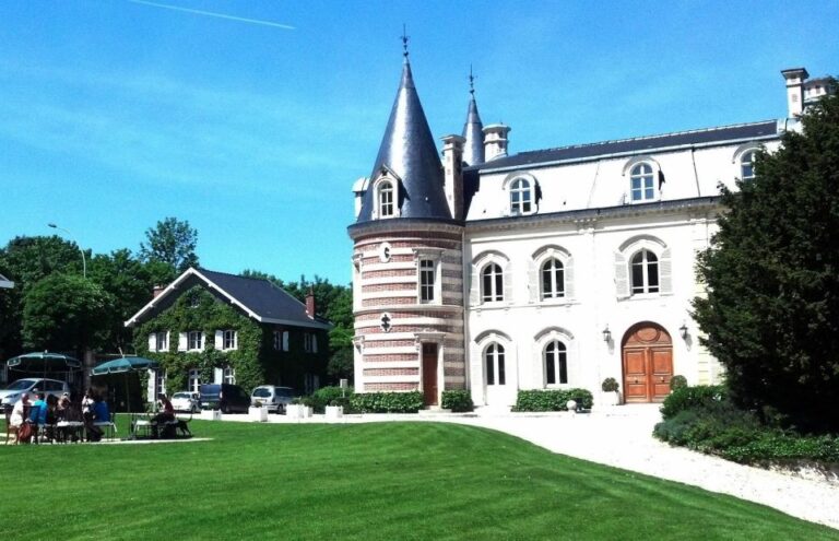 Loire Castles: Private Round Transfer From Paris