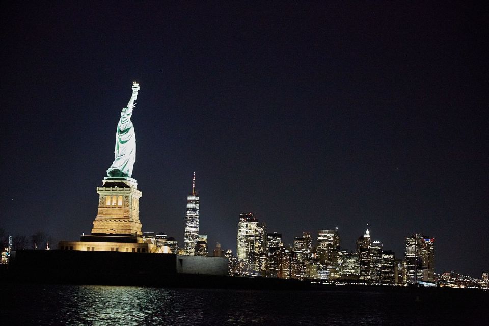 NYC: City Lights Yacht Cruise With Drink Included - Key Points