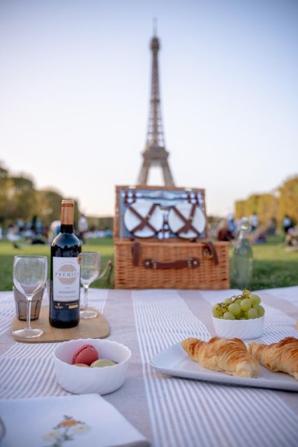 Paris: Picnic Experience in Front of the Eiffel Tower