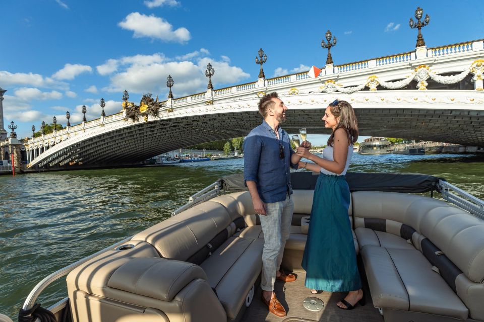 Romantic Photo Shooting on a Private Boat in Paris - Key Points