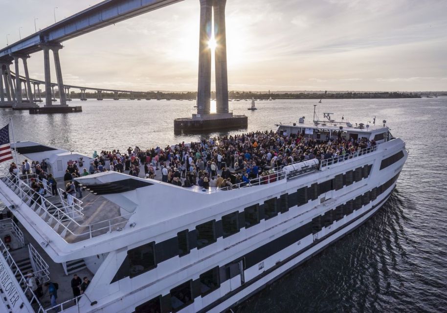 San Diego: Christmas Eve Buffet Brunch or Dinner Cruise - Key Points