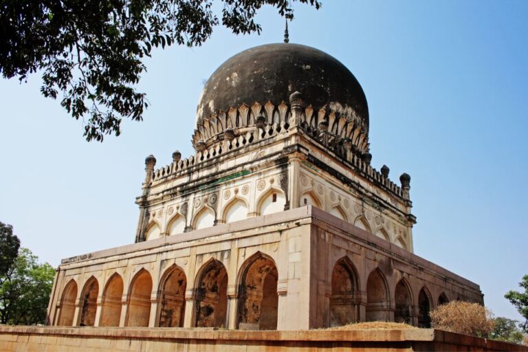 6-Hours Golconda Fort & Qutub Shahi Tombs Tour With Transfer