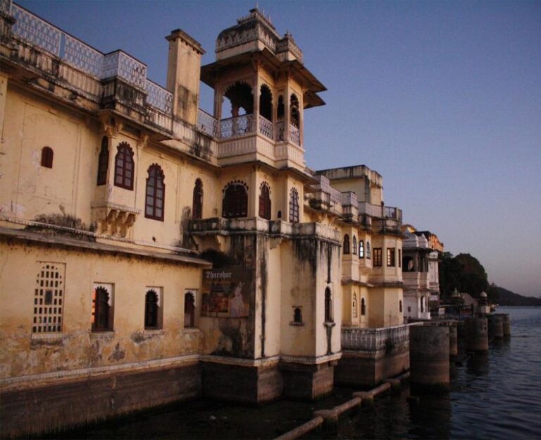 Udaipur: Evening Boat Ride With Puppet Show and Dinner