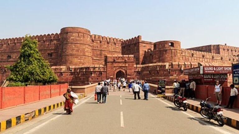 From Delhi: Private Taj Mahal & Agra Fort by Car