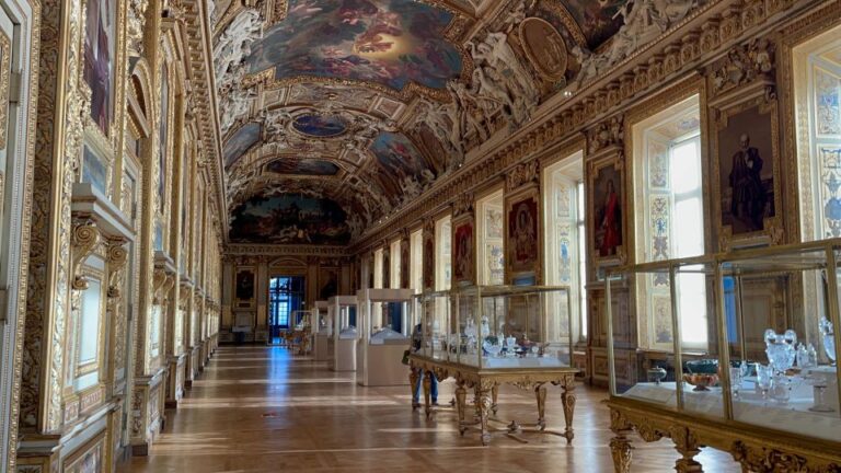 Paris: Louvre Museum Private Guided Tour