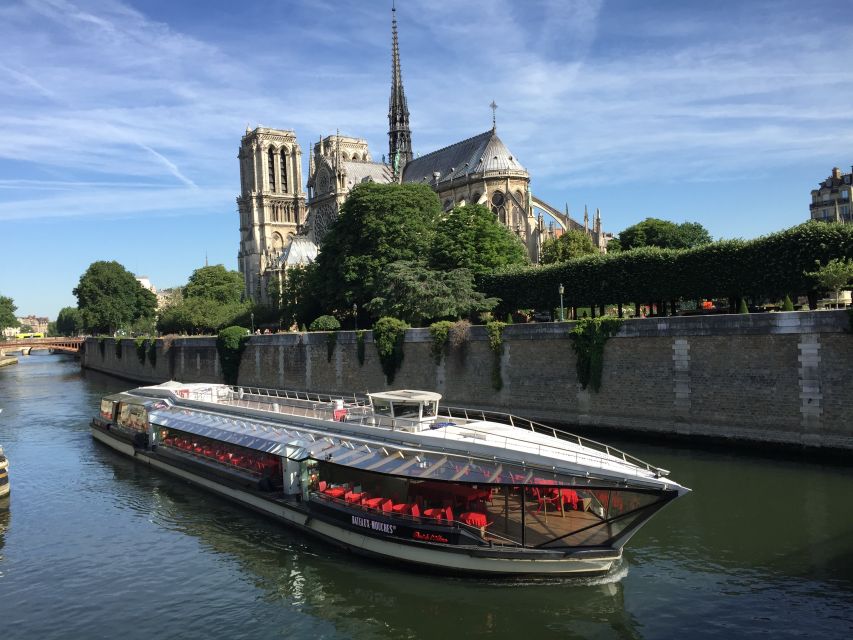Paris: 4-Course Dinner Cruise on Seine River With Live Music - Dining Experience