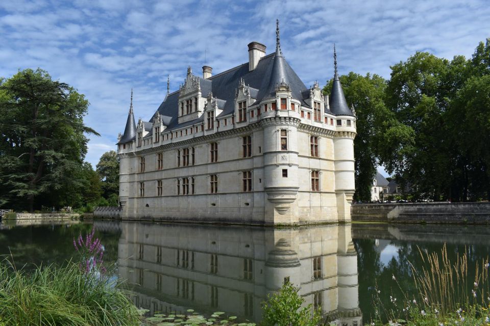 Azay-Le-Rideau Castle: Private Guided Tour With Ticket