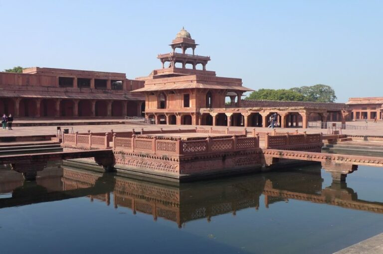 From Delhi: Famous Places Taj Mahal & Fatehpur Sikri Tour