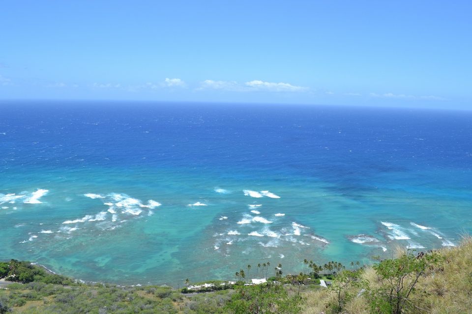 Oahu: Diamond Head Sunrise Hike With Acai Bowl and Malasada