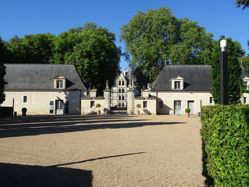 Azay-Le-Rideau Castle: Private Guided Tour With Ticket - Languages Available