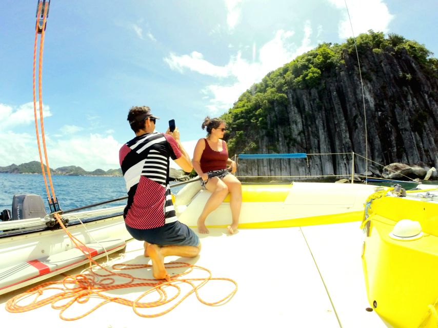 Sailing Catamaran in La Baie Des Saintes - Description