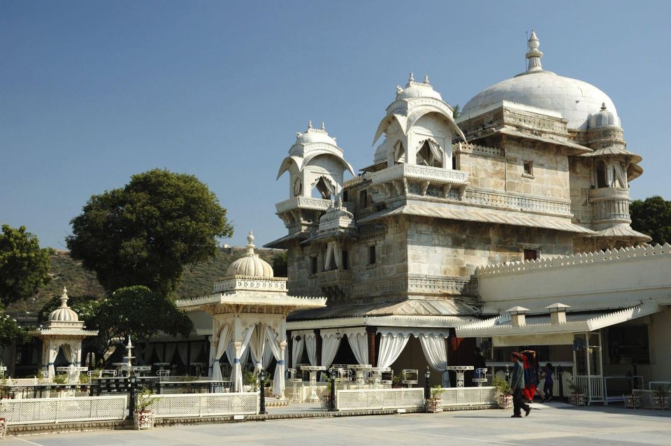 From Jaipur: 2 Days Overnight Tour Of Udaipur Sightseeing - Languages Offered