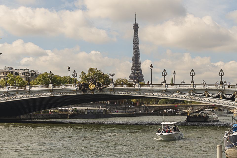 Paris: Private Seine River Cruise With Guide - Key Points