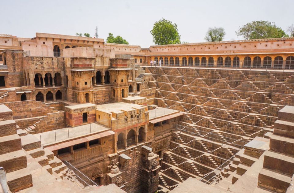 Transfer Agra To Jaipur Via Fatehpur Sikri & Stepwell - Activity Details